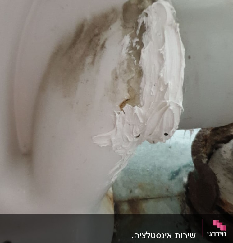 חיבור צינור עם חומר איטום לבן